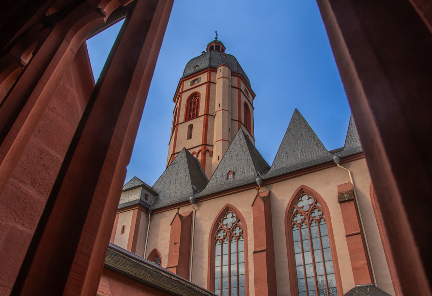 In der Kirche St. Stephan können Sie bunte Fenster von Marc Chagall sehen.