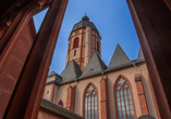 In der Kirche St. Stephan können Sie bunte Fenster von Marc Chagall sehen.