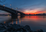 Blick nach Mainz und auf die Theodor-Heuss-Brücke, die über den Rhein führt.