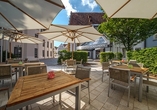 Die Sommerterrasse lädt zum Verweilen ein.
