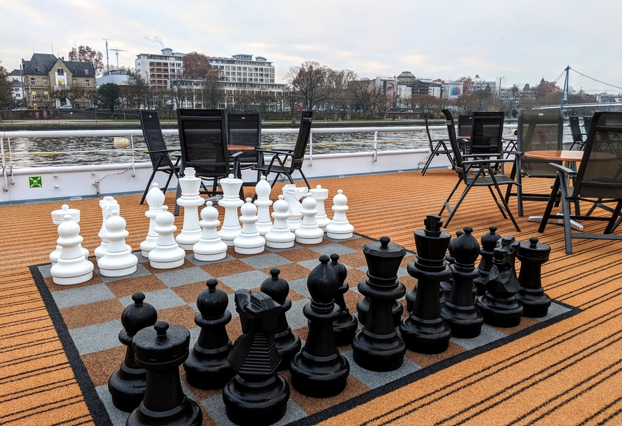 Auf dem Sonnendeck erwartet Sie neben Sitzmöglichkeiten auch ein Großfiguren-Schachspiel.