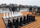 Auf dem Sonnendeck erwartet Sie neben Sitzmöglichkeiten auch ein Großfiguren-Schachspiel.