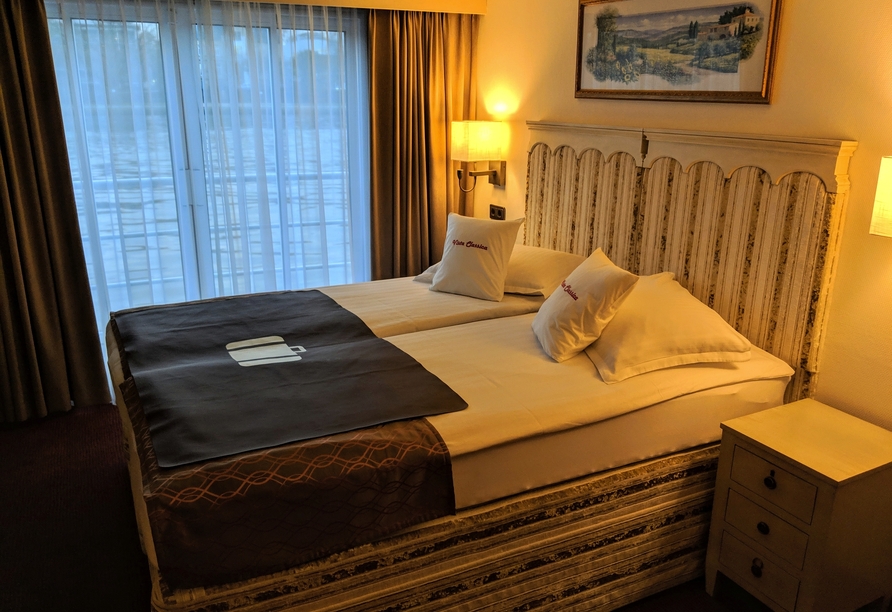 Beispiel für eine Juniorsuite mit französischem Balkon auf dem Oberdeck