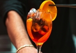 Lassen Sie den Tag bei einem erfrischenden Drink an der Bar ausklingen.