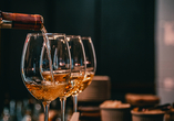 Freuen Sie sich auch auf eine Weinprobe in einer Kellerei.