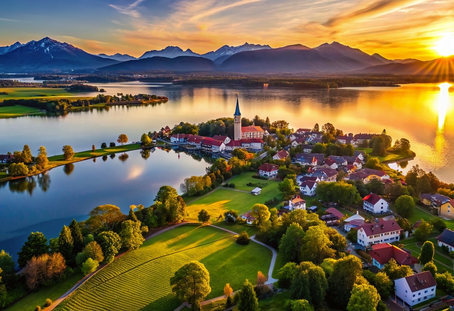 Der Chiemsee ist nicht weit von Ihrem Hotel entfernt.