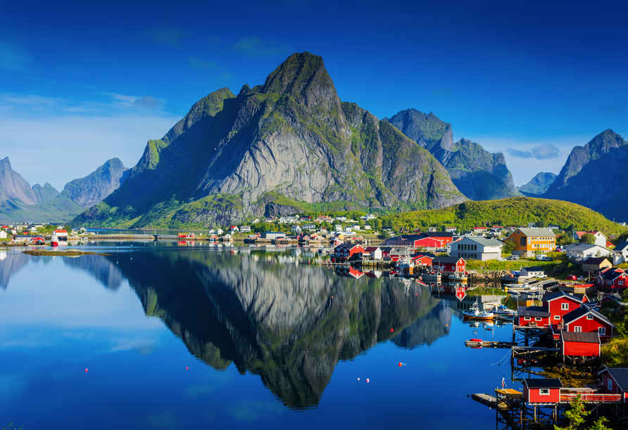 Freuen Sie sich auf die malerischen Fjordlandschaften und farbenfrohen Dörfern auf den Lofoten.