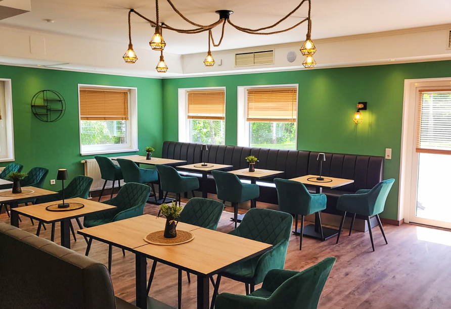 Lassen Sie sich im Restaurant mit frischen und regionalen Gerichten verwöhnen.