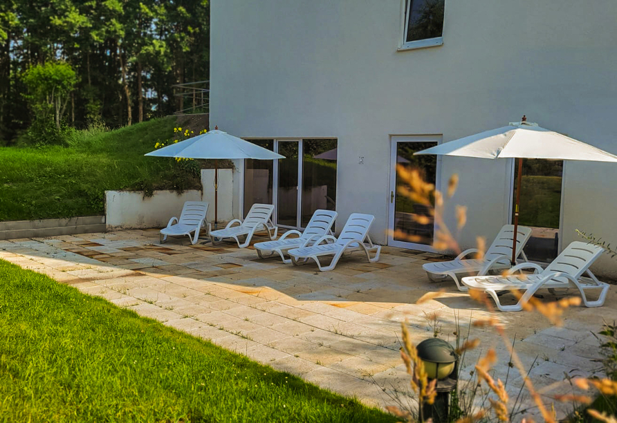 Lassen Sie sich auf der Terrasse des Hotels nieder und genießen Sie die Erholung.