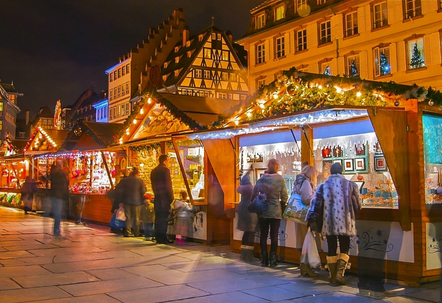 Stöbern Sie an den Ständen des Straßburger Weihnachtsmarkts. 