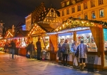 Stöbern Sie an den Ständen des Straßburger Weihnachtsmarkts. 