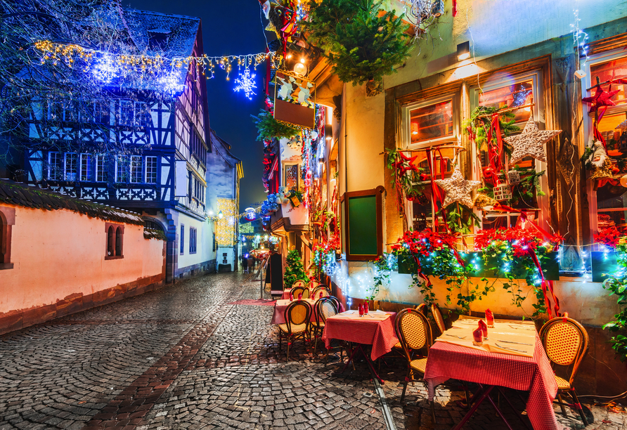 Schlendern Sie durch die festlichen Gassen von Straßburg.