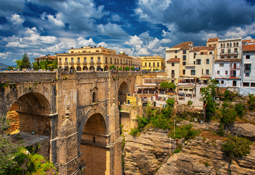 Wenn Sie auf eigene Faust einen Ausflug nach Ronda in der Provinz Málaga unternehmen, können Sie einen Panoramablick auf die Steinbrücke Puente Nuevo von Ronda erleben.