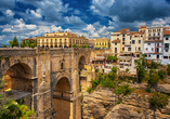 Wenn Sie auf eigene Faust einen Ausflug nach Ronda in der Provinz Málaga unternehmen, können Sie einen Panoramablick auf die Steinbrücke Puente Nuevo von Ronda erleben.
