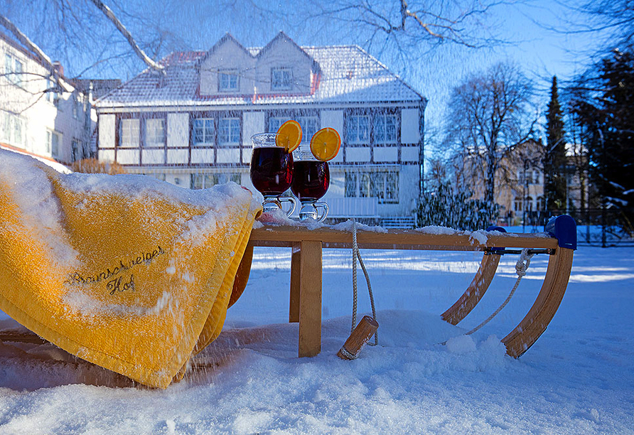 Erleben Sie die verschneite Winterlandschaft im Harz und wärmen Sie sich im Hotel bei einem Glühwein auf.