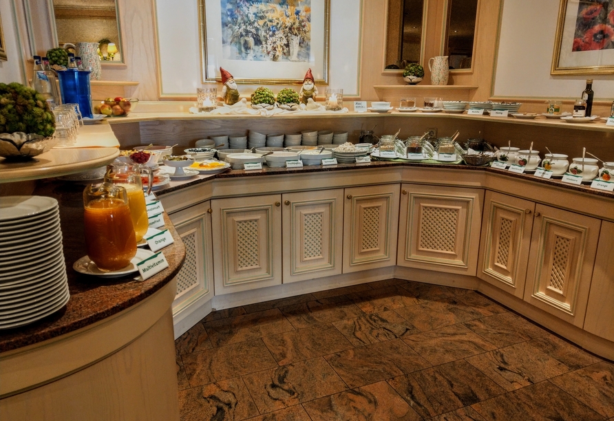 Stärken Sie sich am reichhaltigen Frühstücksbuffet für erlebnisreiche Tage.