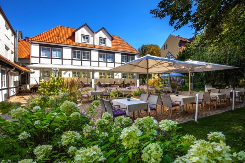 Lassen Sie sich auf der gemütlichen Parkterrasse des Hotels nieder. 