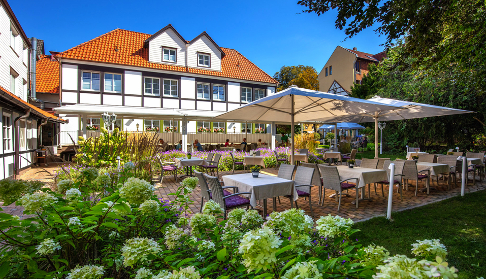 Lassen Sie sich auf der gemütlichen Parkterrasse des Hotels nieder. 