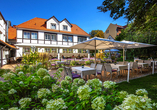 Lassen Sie sich auf der gemütlichen Parkterrasse des Hotels nieder. 