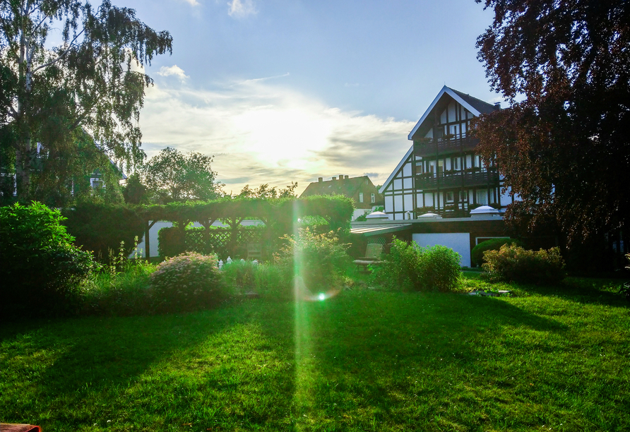 Genießen Sie Ihre Auszeit im schönen Garten des Hotels.