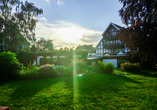 Genießen Sie Ihre Auszeit im schönen Garten des Hotels.