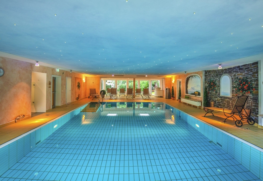 Ziehen Sie Ihre Bahnen im Hallenbad des Hotels.