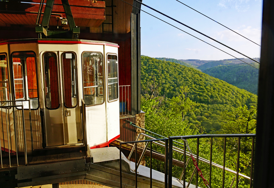 Fahren Sie mit der Burgberg-Seilbahn und genießen Sie die Aussicht über die schöne Landschaft. 