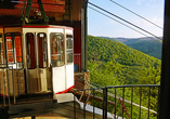 Fahren Sie mit der Burgberg-Seilbahn und genießen Sie die Aussicht über die schöne Landschaft. 