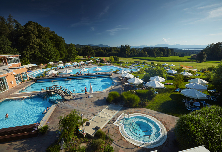 Blick auf den Außenbereich der Chiemgau Thermen