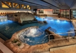 Im Innenbereich der Chiemgau Thermen erwartet Sie eine Felsenlagune.