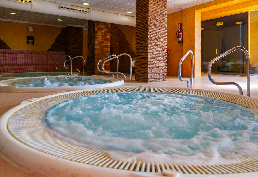 Für entspannte Stunden sorgen die Whirlpools des Hotels.