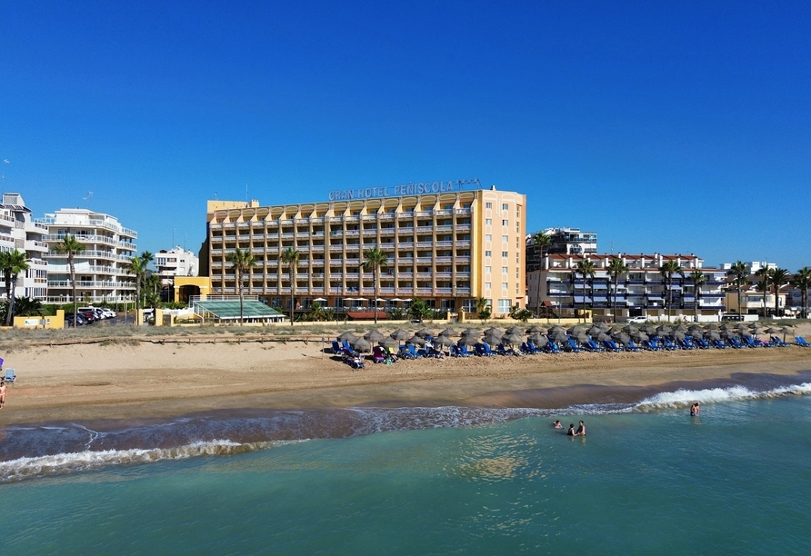 Ihr Urlaubshotel Gran Peñíscola empfängt Sie in atemberaubender Lage direkt am Strand.