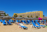 Direkt am Hotel erwartet Sie ein langer Sandstrand – perfekt für entspannte Stunden unter der Sonne.