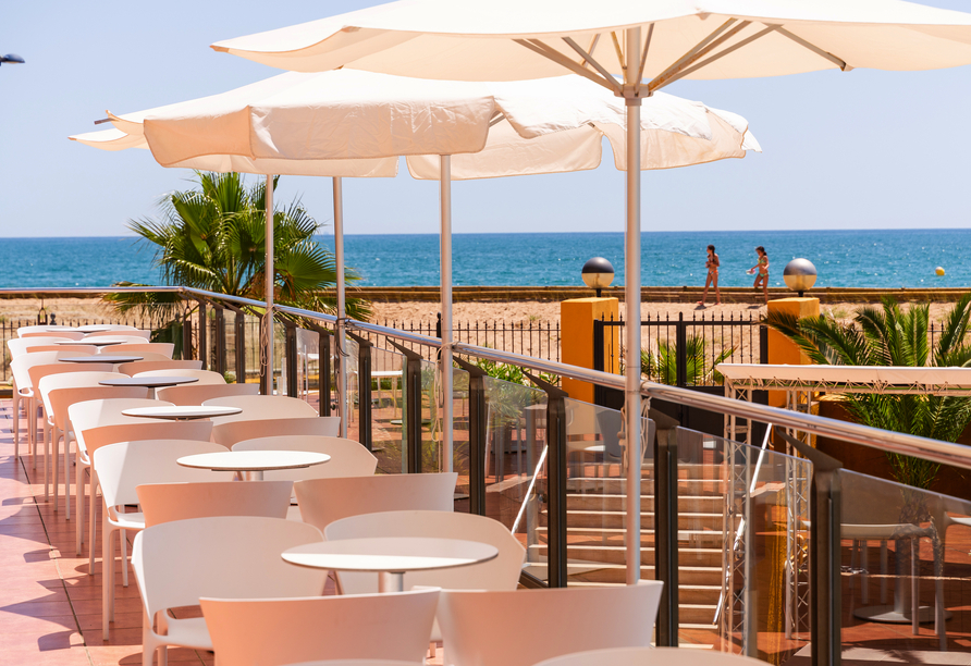 Genießen Sie die Sonnenstrahlen auf der Terrasse des Hotels.