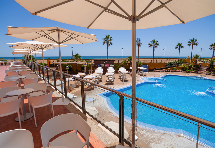 Genießen Sie die spanische Sonne am Außenpool Ihres Hotels.