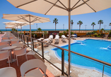 Genießen Sie die spanische Sonne am Außenpool Ihres Hotels.