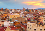 Valencia beeindruckt mit weiten Ausblicken über historische Dächer und moderne Architektur.