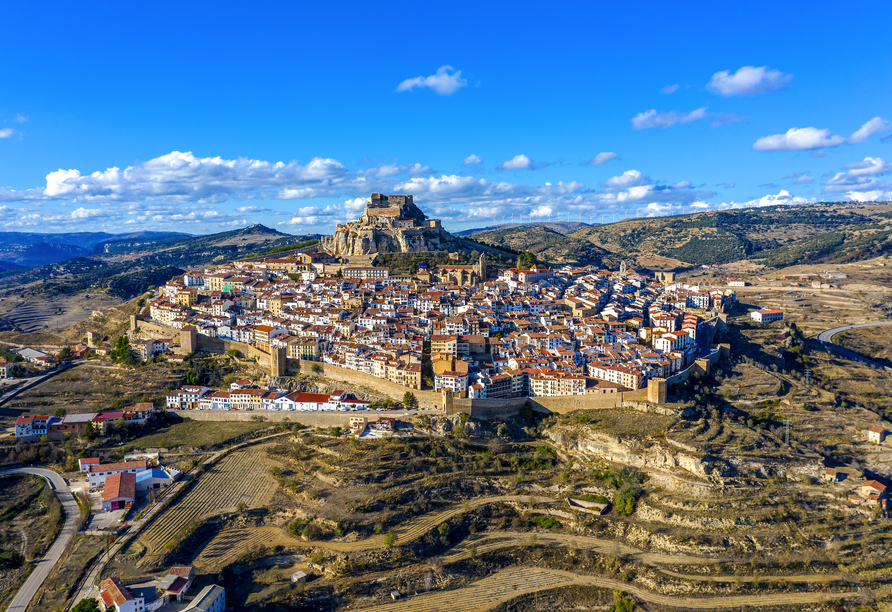 Besuchen Sie Morella und lassen Sie sich von den verwinkelten Gassen und den alten Stadtmauern verzaubern. 