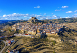 Besuchen Sie Morella und lassen Sie sich von den verwinkelten Gassen und den alten Stadtmauern verzaubern. 