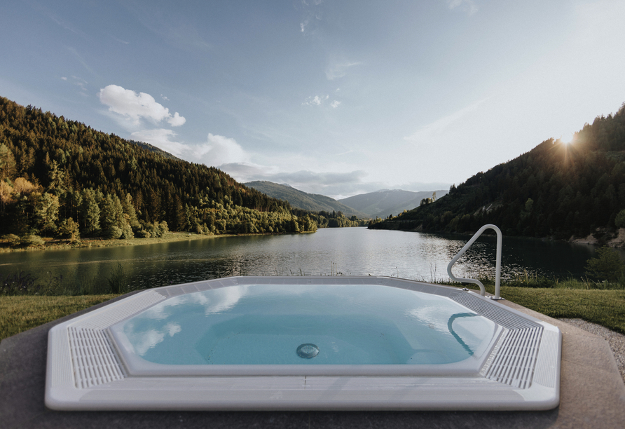 Der Whirlpool bietet Entspannung und eine wunderschöne Aussicht zugleich.