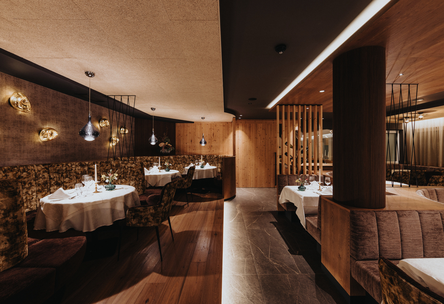 Nehmen Sie Platz im modern eingerichteten Restaurant des Hotels.
