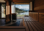 Die Sauna mit Panoramablick lädt zum Entspannen ein.