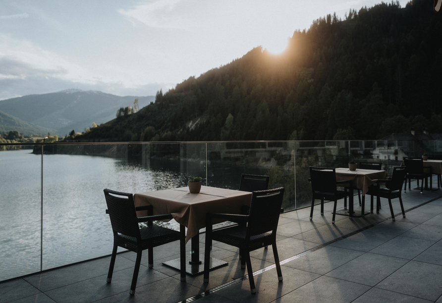 Von der Terrasse des Hotels genießen Sie eine traumhafte Aussicht.