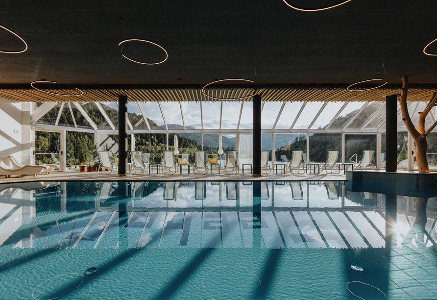 Schalten Sie vom Alltag ab und schwimmen Sie ein wenig im Hallenbad des Hotels.