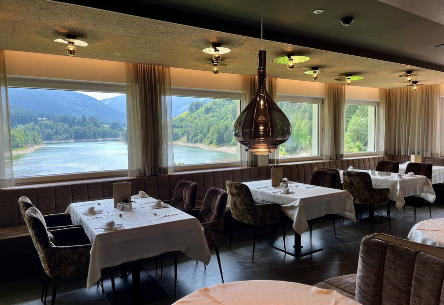 Das Restaurant mit Blick auf den See wird Sie mit Köstlichkeiten verwöhnen.