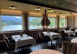 Das Restaurant mit Blick auf den See wird Sie mit Köstlichkeiten verwöhnen.