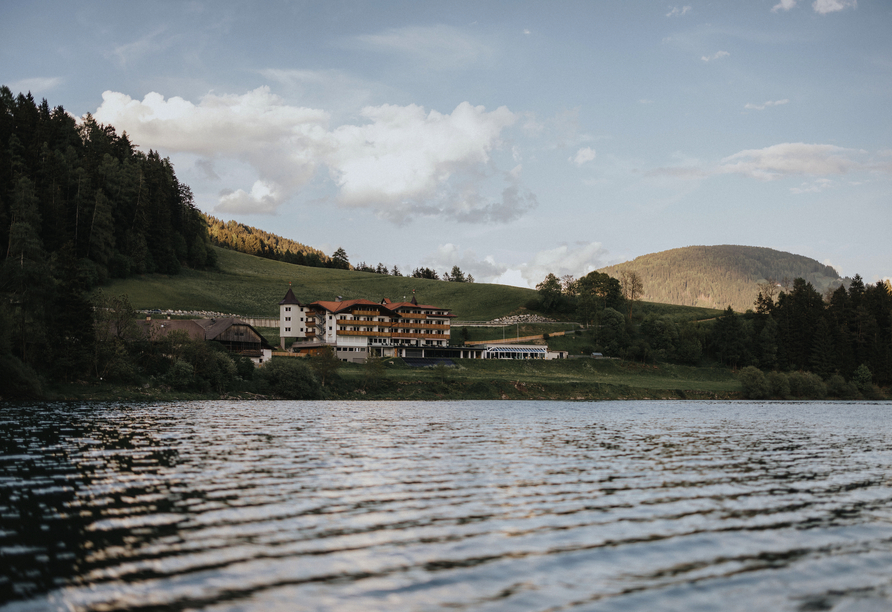 Das Hotel Seehof empfängt Sie in atemberaubender Lage direkt am See.
