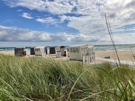 Der lange Sandstrand lädt zu ausgiebigen Spaziergängen ein.