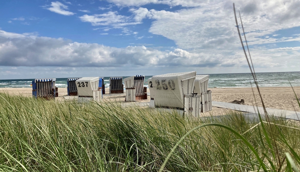 Der lange Sandstrand lädt zu ausgiebigen Spaziergängen ein.