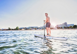 An der Ostsee können Sie prima Stand-up-Paddling ausprobieren.